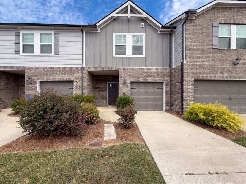 952 Oak Ridge Ln