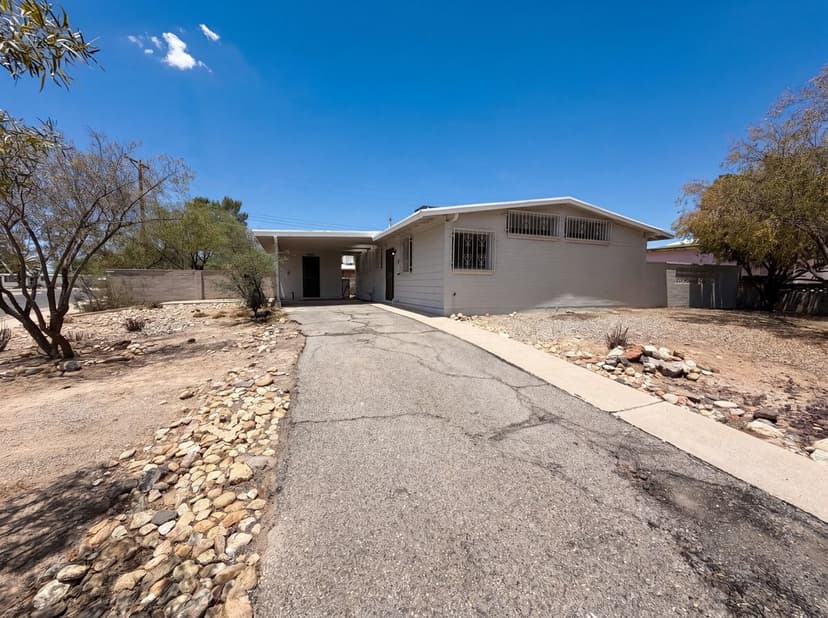 2901 N Cloverland Ave