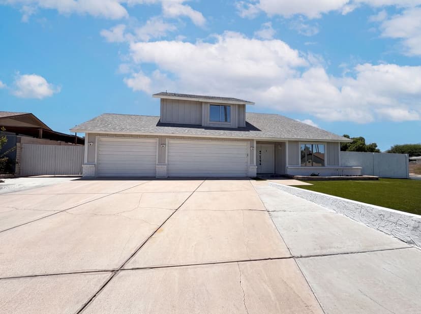 2608 S Mollera