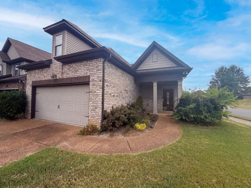 100 Trenton Ln
