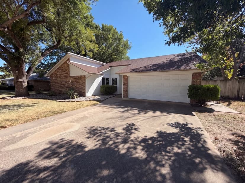 1208 Hillcrest Dr