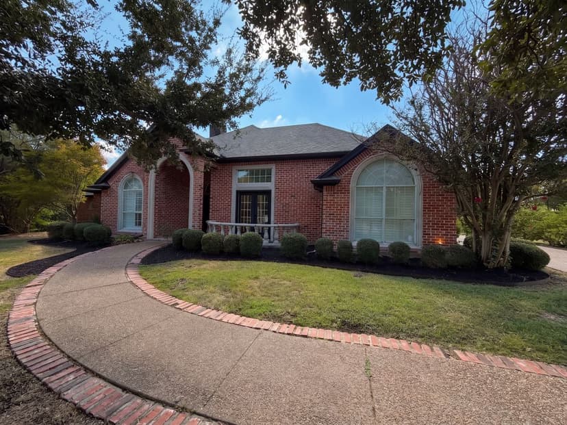 2836 S Lakeview Dr