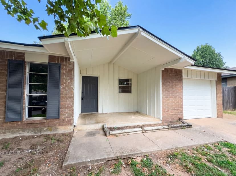 1513 N Bradley Ave