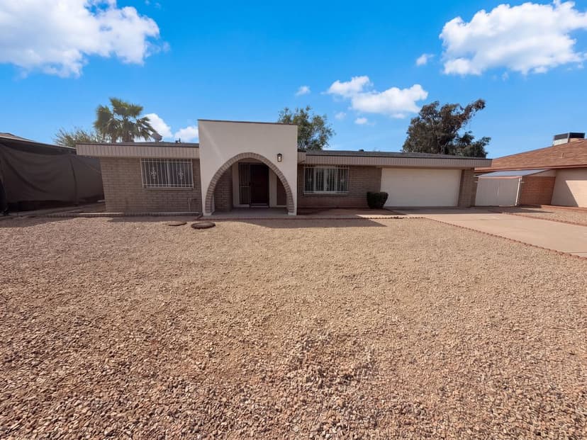 4427 W Dahlia Dr