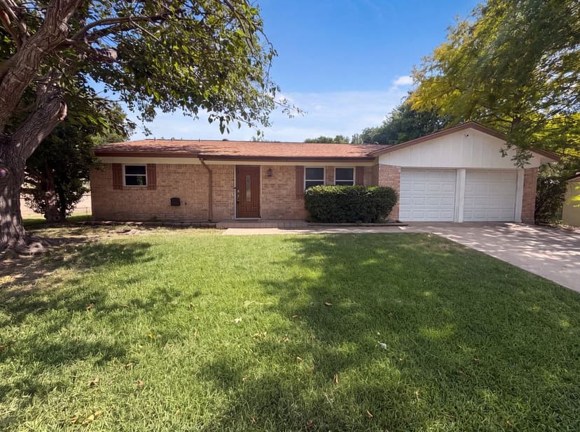 908 Laurie Ln